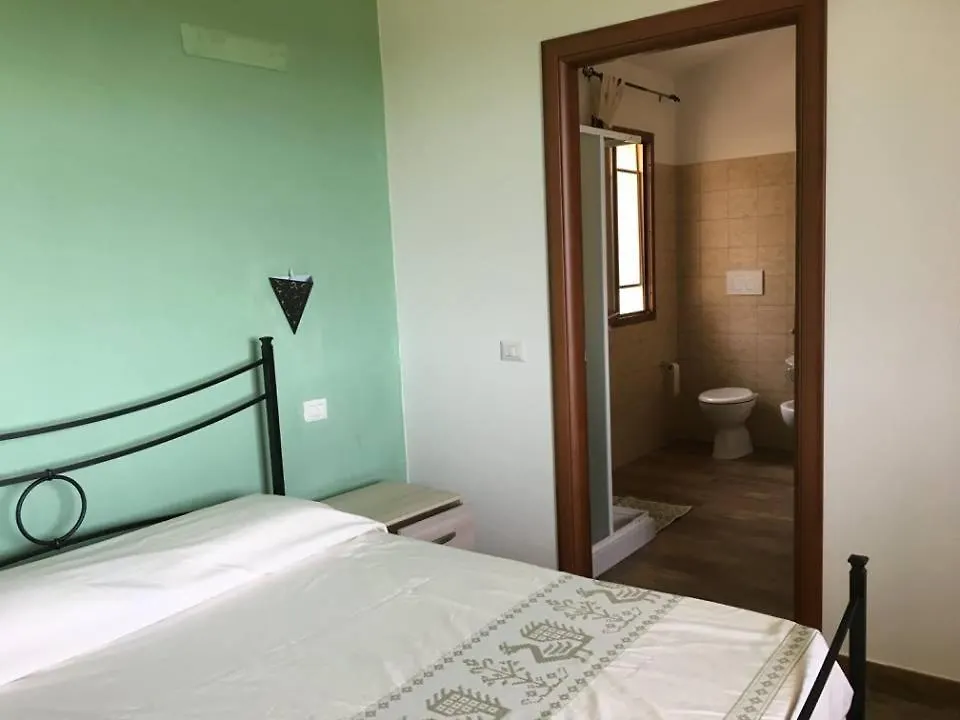 Agriturismo Gli Olivastri: Sunny Apartment with Pool and Sea View Aglientu